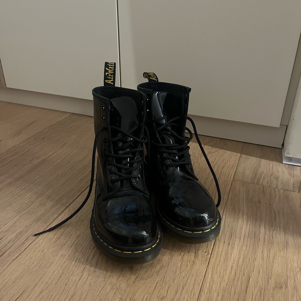 Dr. Martens Women's 1460 Black Patent Lamper